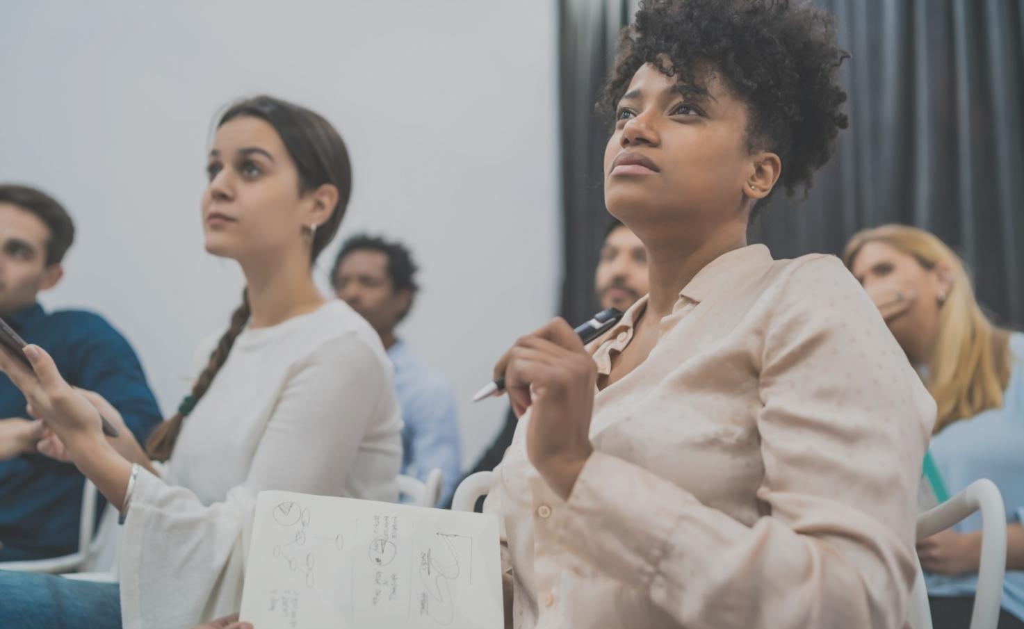 Ambiente di formazione moderno per corsi di psicologia dell'attenzione