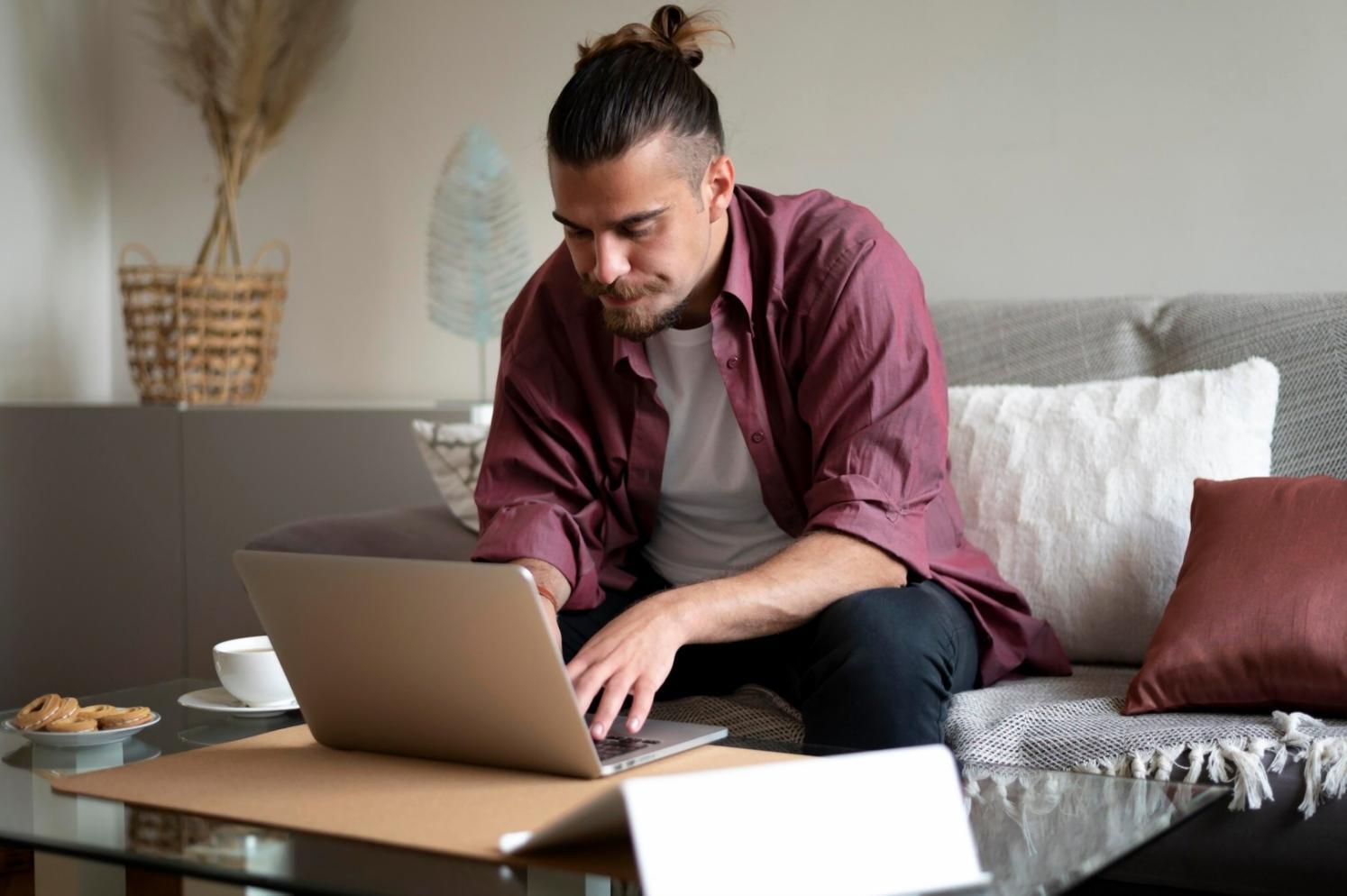 Professionista che applica tecniche di concentrazione in ambiente di lavoro moderno